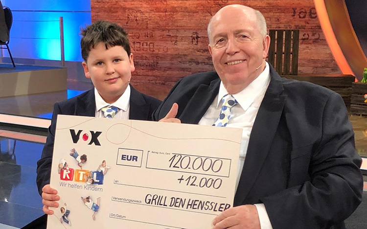 Reiner Calmund und der „Mini-Calli“ Leonidas übergeben Spendenscheck Reiner Calmund und der „Mini-Calli“ Leonidas übergeben Spendenscheck